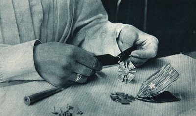 Fremstillingen af Croix de Guerre, illustration fra The Illustrated War News, 10. januar 1917 af French Photographer